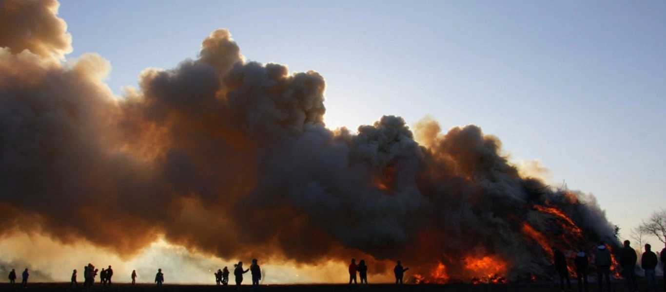 Συναγερμός στην Ολλανδία: Εκκενώθηκε πόλη 4.000 κατοίκων εξαιτίας πυρκαγιάς (βίντεο)